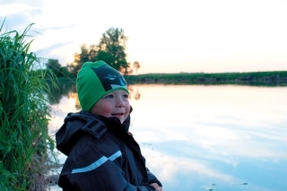 Malý Kubík už so mnou tiež chodí a pobyt v prírode s rybačkou ho veľmi baví.